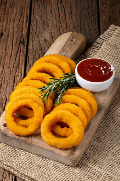 Aros de cebolla crujientes con salsa de tomate.