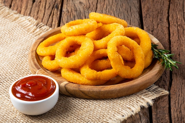 Aros de cebolla crujientes con salsa de tomate.