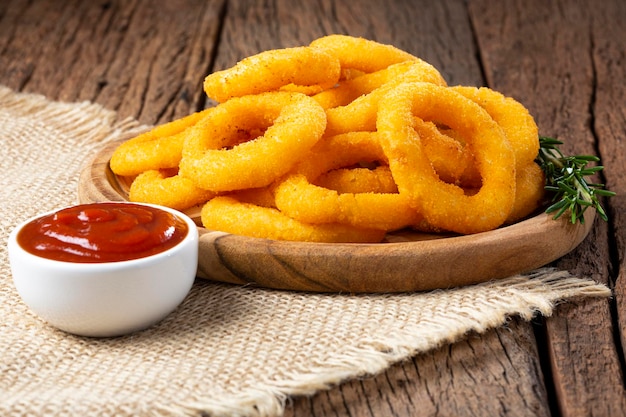 Aros de cebolla crujientes con salsa de tomate.