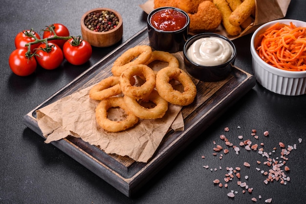 Aros de cebolla fritos crujientes caseros con salsa de tomate