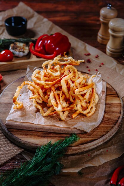 Aros de cebolla fritos en pan rallado sobre papel artesanal Un plato para el menú Vista superior