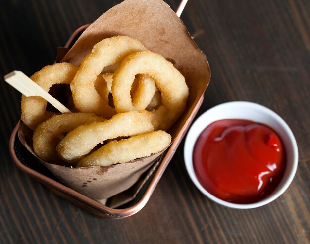 Los aros de cebolla fritos se utilizan como guarnición o refrigerio.