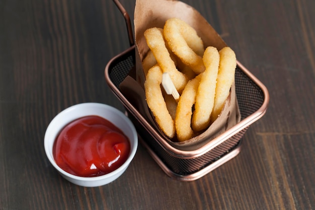 Los aros de cebolla fritos se utilizan como guarnición o refrigerio.