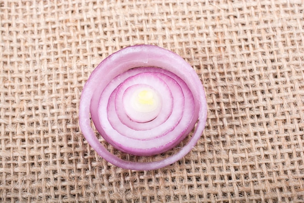 Aros de cebolla en rodajas y rodajas de cebolla en el fondo