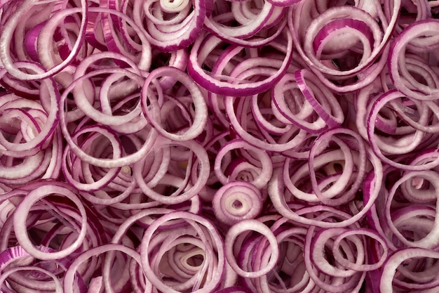 Foto aros de cebolla roja cruda fresca