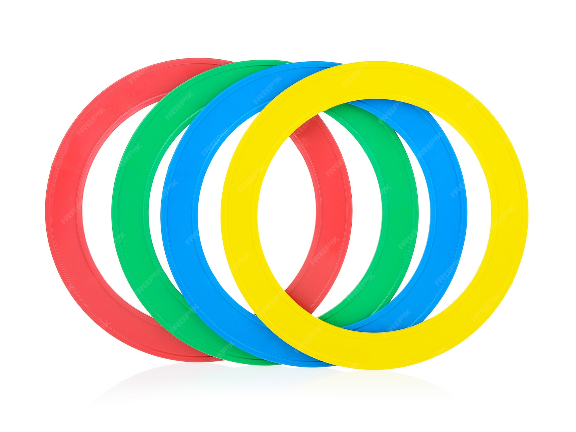 Aros de plástico de colores para niños sobre un fondo blanco. anillos