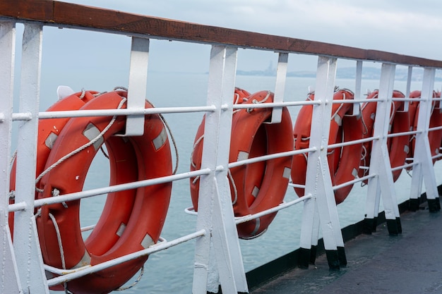 Aros salvavidas cuelgan a bordo de un transbordador marítimo flotando sobre las olas