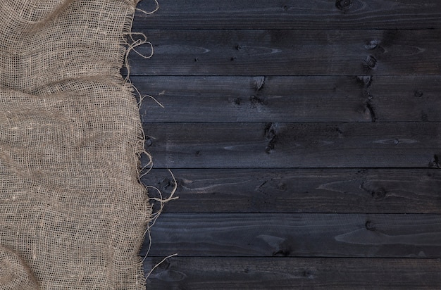 Arpillera de arpillera o saqueo sobre fondo de madera oscura