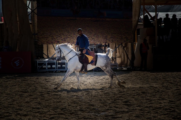 Foto arqueiro cavaleiro otomano cavalgando e atirando