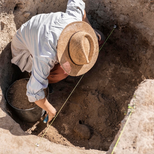 Arqueologia Arqueólogo desenterrando cerâmica antiga