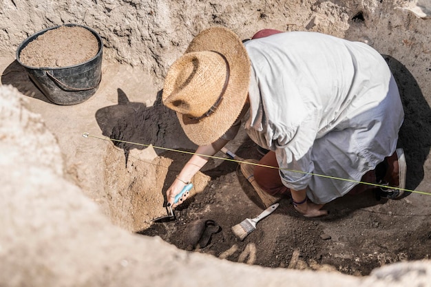 Arqueólogo descobrindo restos de artefatos