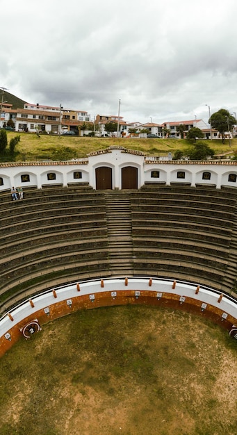 Arquibancada de uma antiga praça de touros em uma típica cidade sul-americana