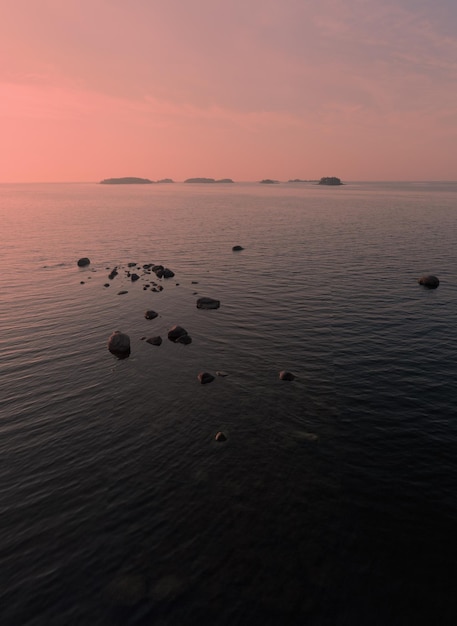 Foto arquipélago de ilhas na luz do pôr-do-sol