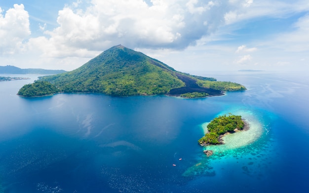 Arquipélago Indonésia de Banda Islands dos consoles da vista aérea, Pulau Gunung Api, fluxos de lava, praia branca da areia do recife de corais. Top destino turístico de viagem, melhor mergulho snorkeling.