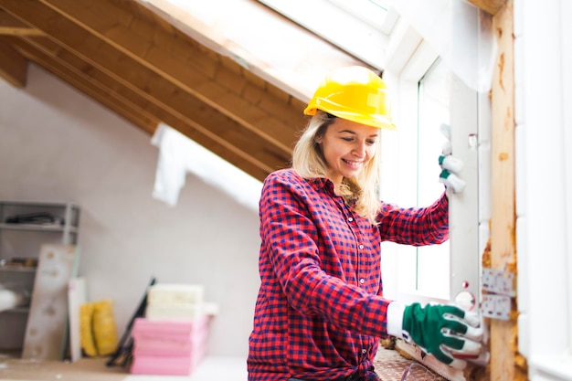 Foto arquitecta que trabaja en un taller