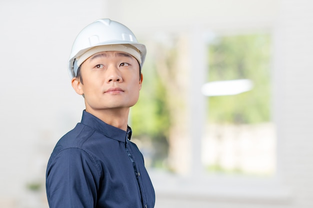 Arquitecto asiático joven hermoso del hombre