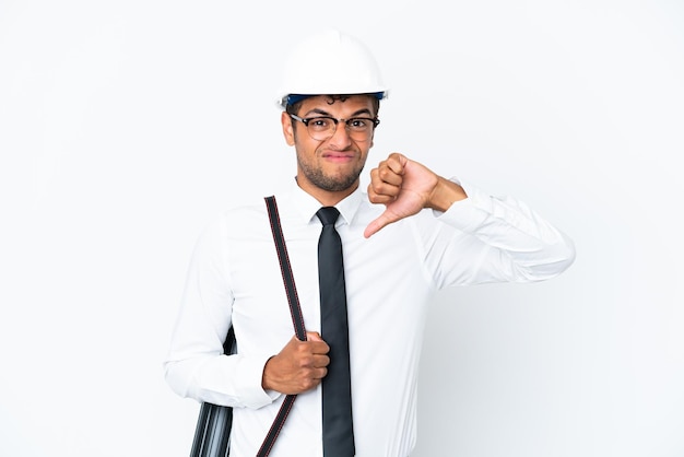 Arquitecto brasileño con casco y sosteniendo planos mostrando el pulgar hacia abajo con expresión negativa