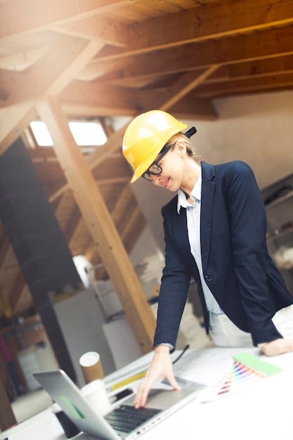 Arquitecto con casco mientras trabaja en el sitio de construcción