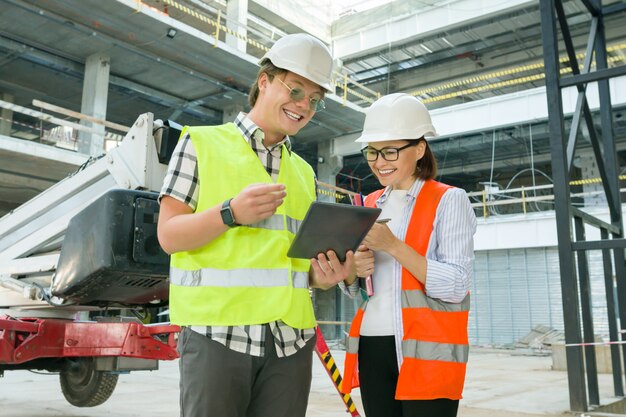 Arquitecto y constructor de hombres en el sitio de construcción