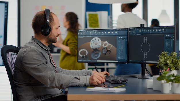 Foto arquitecto diseñador de hombre trabajando en un nuevo proyecto usando pc con software gráfico