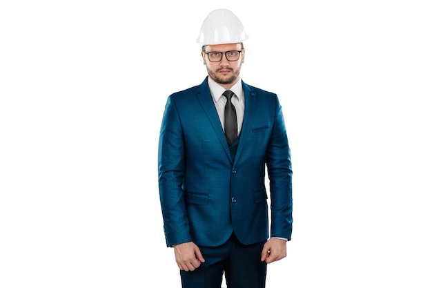 Arquitecto empresario con un casco blanco en la cabeza