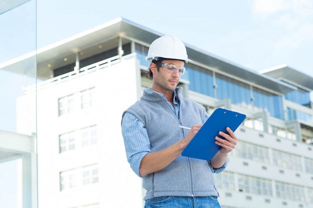 Arquitecto escribiendo en portapapeles