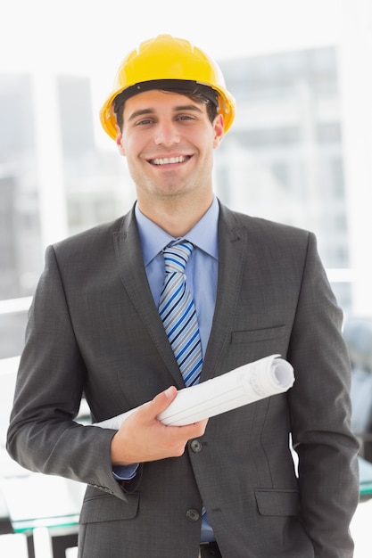 Foto arquitecto feliz sonriendo a la cámara