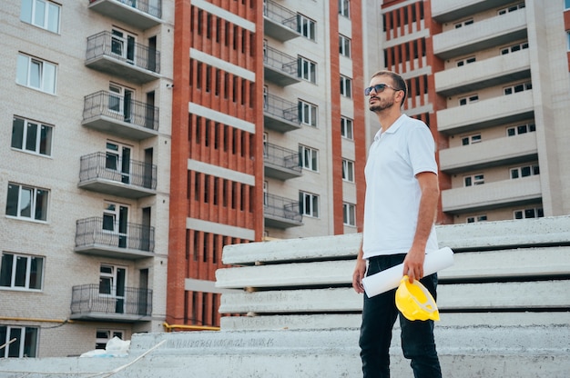 Arquitecto guapo con un casco en el sitio