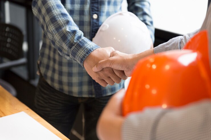 Arquitecto ingeniero estrecharme la mano