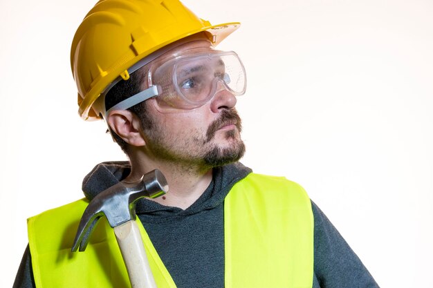 Foto arquitecto con un martillo contra un fondo blanco