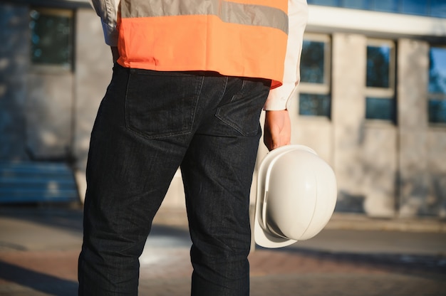 Foto arquitecto masculino exitoso en un sitio en construcción