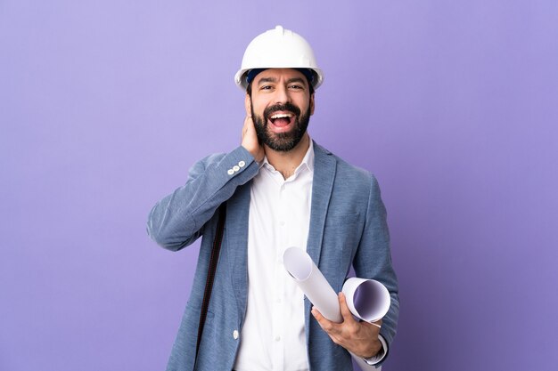 Arquitecto masculino posando con casco