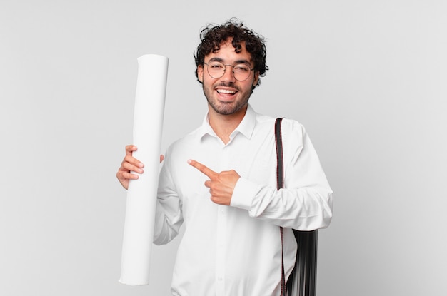 Arquitecto mirando emocionado y sorprendido apuntando hacia un lado y hacia arriba para copiar el espacio