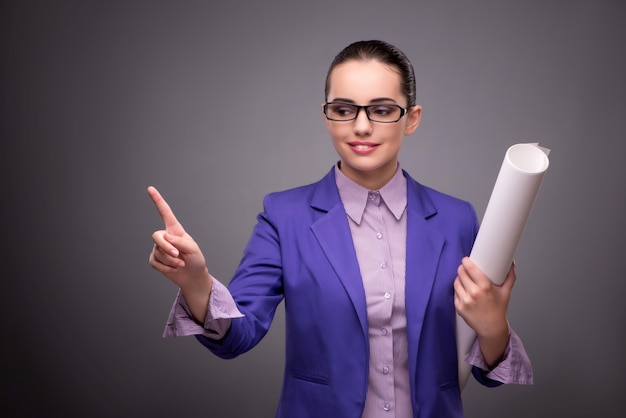 Arquitecto de la mujer joven que presiona los botones