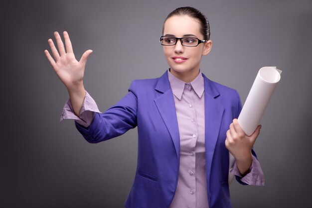 Arquitecto de la mujer joven que presiona los botones