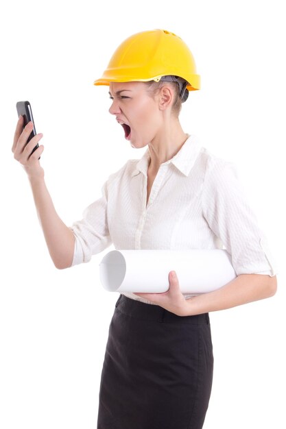 Arquitecto de mujer de negocios enojado en casco constructor amarillo gritando por teléfono aislado sobre fondo blanco.