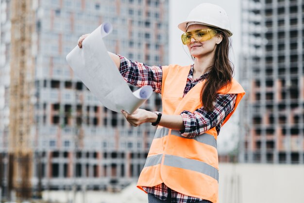 Arquitecto mujer con un plan. Un concepto arquitectónico