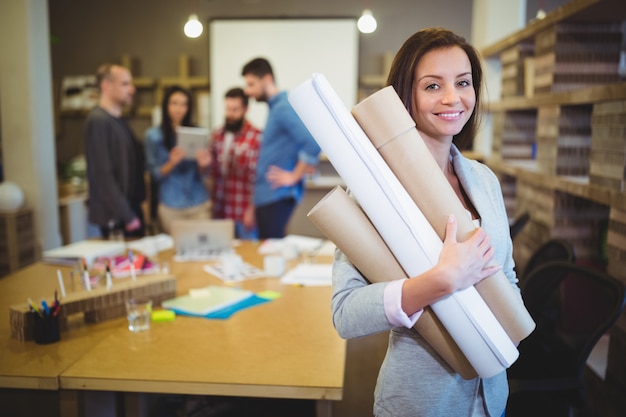 Arquitecto mujer segura con planos