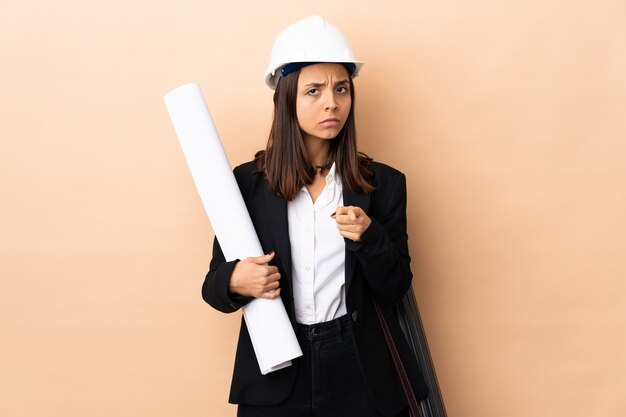 Arquitecto mujer sosteniendo planos