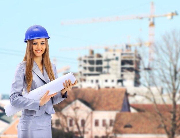 Arquitecto mujer sosteniendo planos