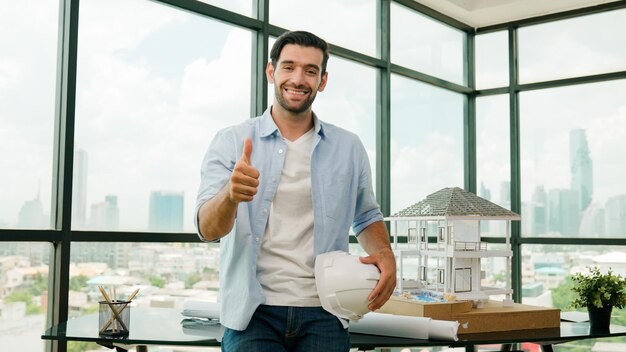 Foto arquitecto profesional comparando entre el modelo de casa de trazado del plano