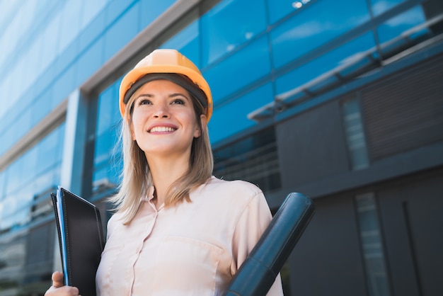 Arquitecto profesional mujer de pie al aire libre.