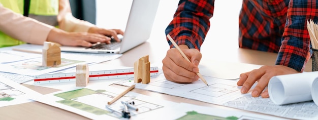 Arquitecto profesional trabajando con el plan en la reunión de delineamiento de cerca