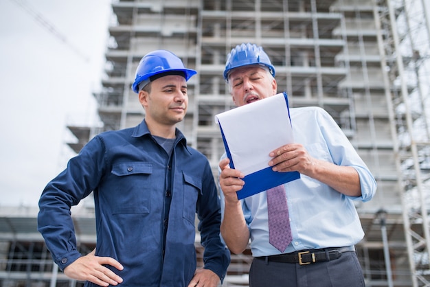 Arquitecto que explica qué trabajo hacer al administrador del sitio