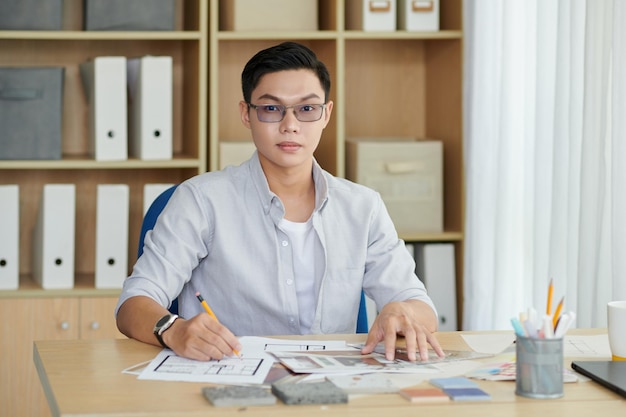 Arquitecto que trabaja en el escritorio en la oficina