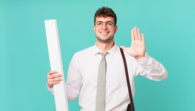 Arquitecto sonriendo y mirando amigable, mostrando el número cinco o quinto con la mano hacia adelante, contando hacia atrás