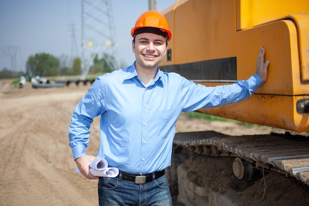 Arquitecto sonriente en un sitio en construcción