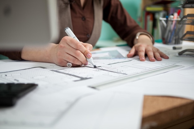 Arquitecto en su escritorio de trabajo. Trabajando en nuevos proyectos. Arquitectura y Diseño