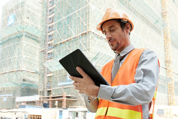 Arquitecto con tablet pc al aire libre