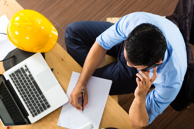 Arquitecto trabajando en casa